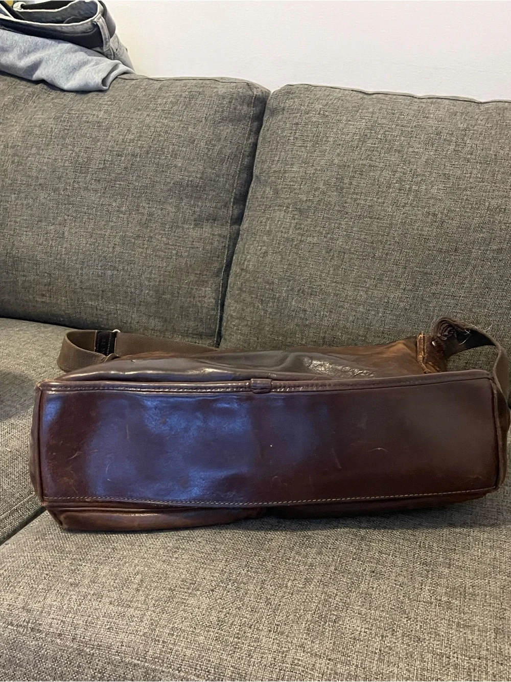 Men's Brown Leather Laptop Messenger Bag with Adjustable Shoulder Strap